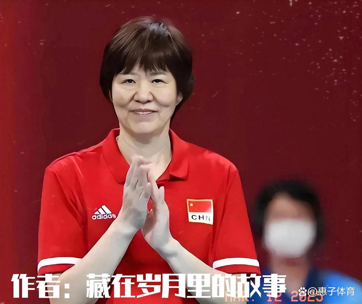 詹姆斯技术犯规送分，中国女排主帅怒摔战术板！
